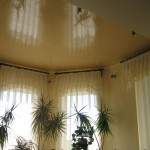 Как смотрятся металлопластиковые окна вместе с натяжными потолками в квартире