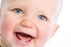 Чем и как можно помочь маленькому ребенку в момент прорезывания первых зубов?