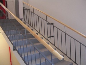 Алюминиевые и металлические ограждения для современной лестницы